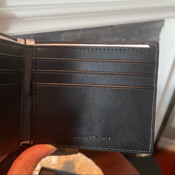Michael Kors Men Jet Set Wallet - Picture 9 of 13